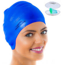 Touca de natação é acessório protetor para cabelos