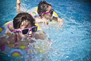 Aula de natação infantil merece atenção especial dos pais